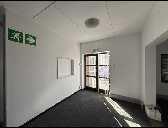 2,330M² WAREHOUSE TO LET IN RETREAT